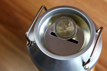 2 Euro coin with a can / 2 Euro Münze mit einer Dose