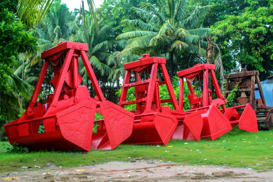 Ship cranes