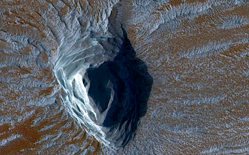 Mars - Dark materials on block in Olympus Mons aureole