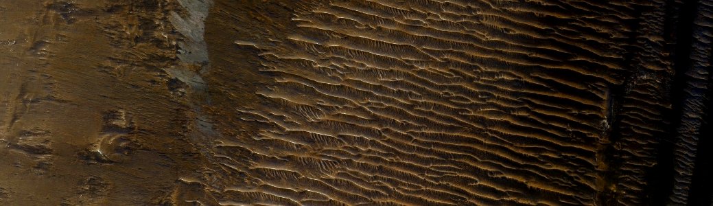 Mars - Deposits along Northern Ius Chasma Floor