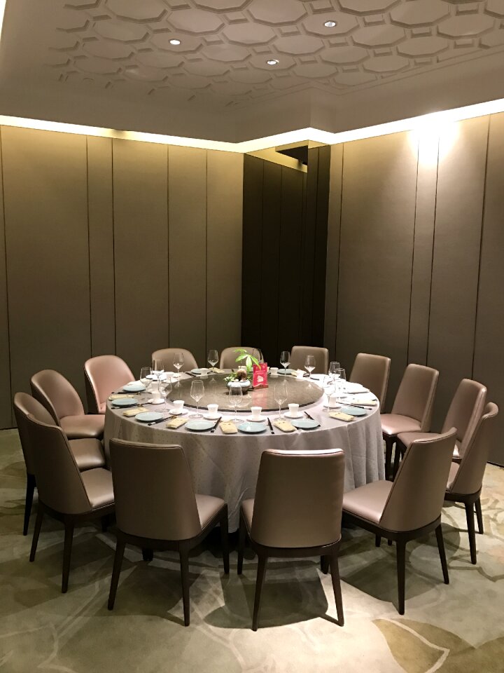 Restaurant dining table table setting