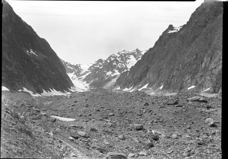 Mountain scene. 13x18 cm. plan film.