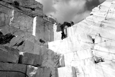 Monte Felcovaia marble cave photo