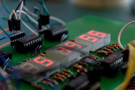 Custom clock poject based on JK latches and logic gates