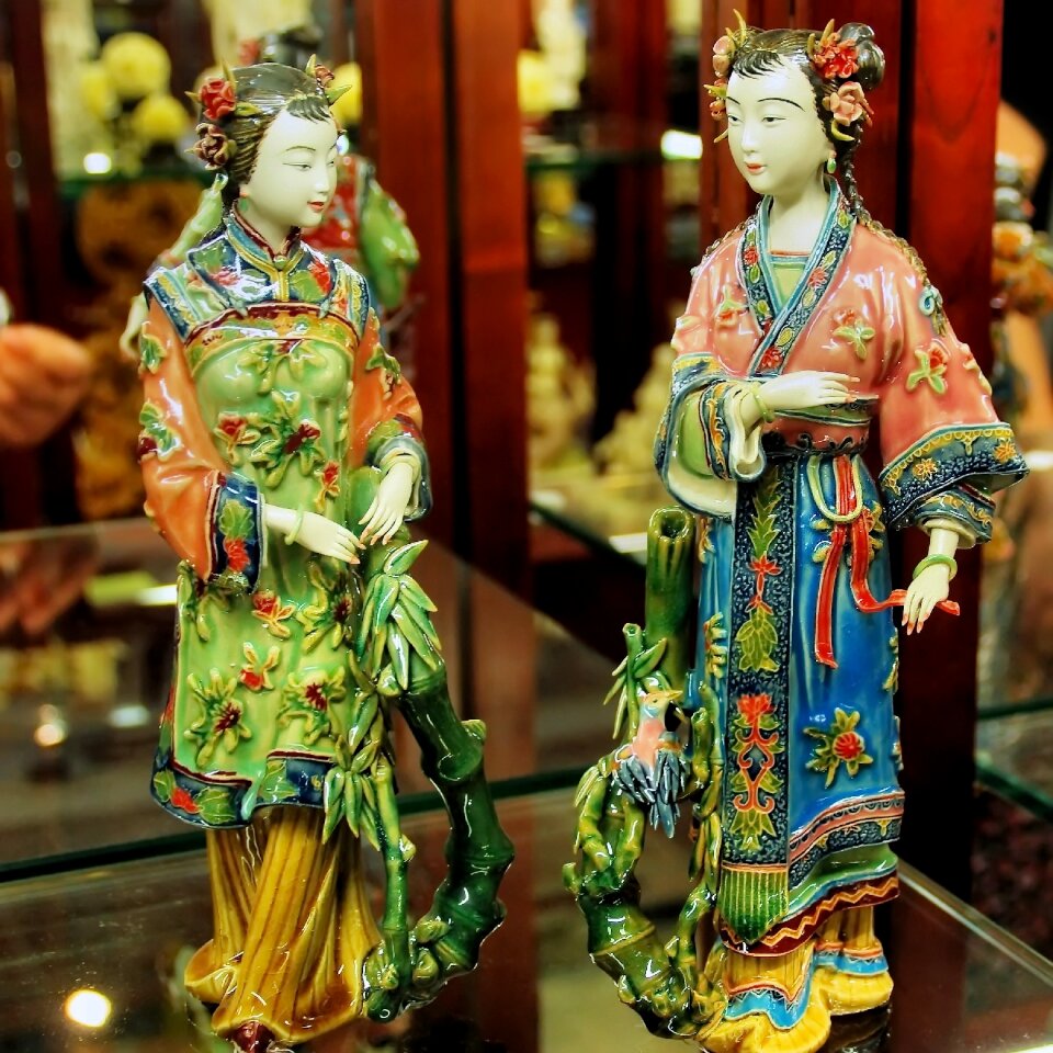 Crafts ceramic courtesans
