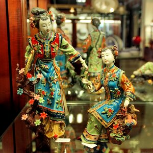 Crafts ceramic courtesans