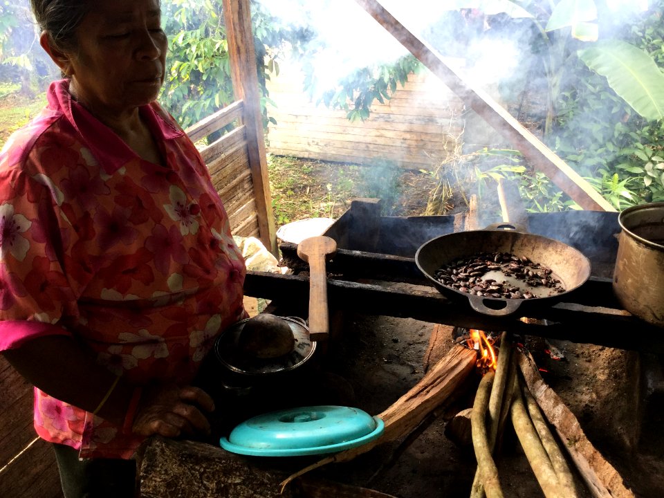 Roasting cacao beans