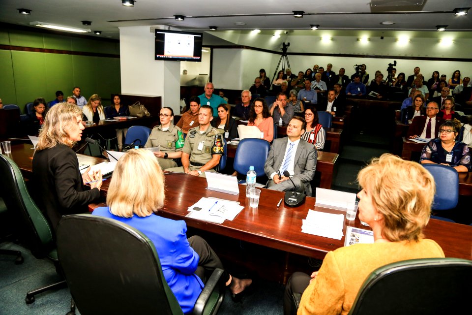 04.12.2017 - Prefeita Paula Mascarenhas na primeira audiência pública da Frente Parlamentar no Plenarinho da Assembleia Legislativa em Porto Alegre RS