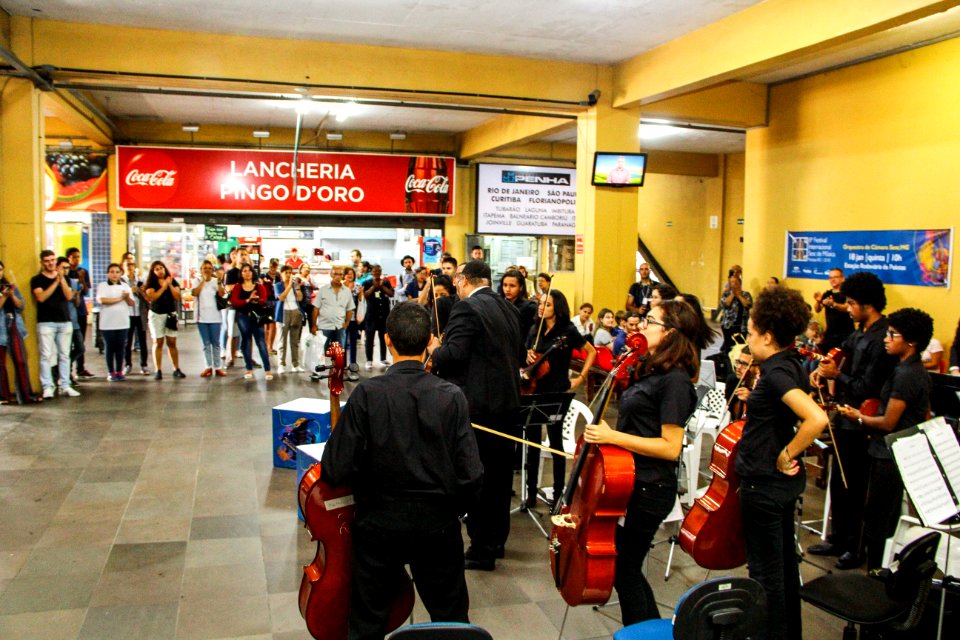 18.01.2018 - Orquestra de Câmara do Sesc/MG se apresenta na Rodoviária de Pelotas