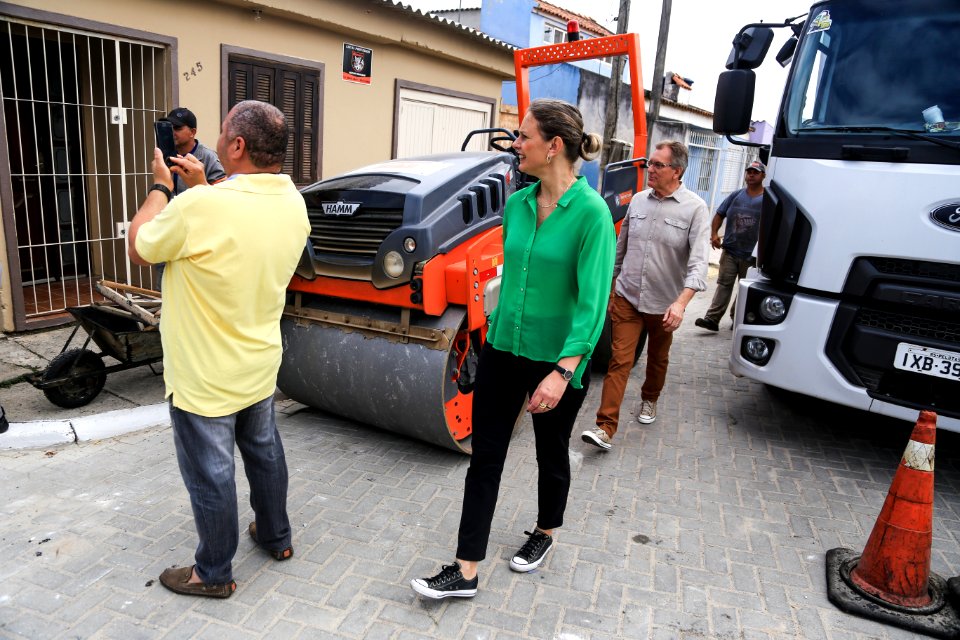 21.12.2017 - Prefeita Paula Mascarenhas e vice Idemar Barz visitam as obras no prolongamento da rua Paulo Guilayn