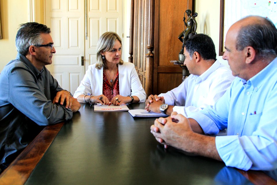 05.03.2018 - Prefeita Paula Mascarenhas durante assinatura da lei 6544 que dispõe sobre a flora nativa e exóticado município de Pelotas de autoria dos vereadores Fabrício Tavares (PSD) eLuiz Henrique Viana (PSDB) - Foto: Gustavo Vara