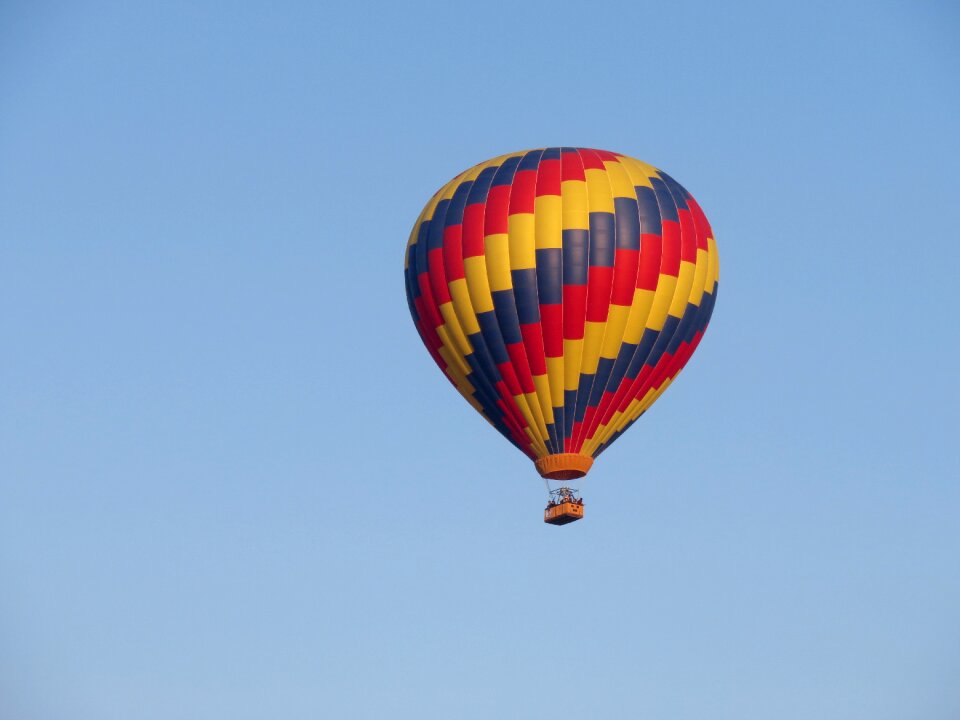 Flying hot air balloon ride drive
