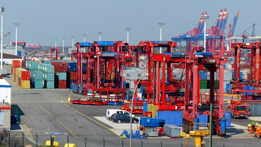 Container platform raise freight transport