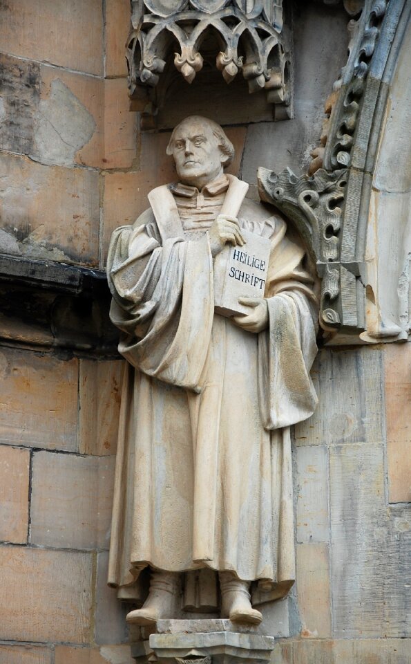 Figure monument luther