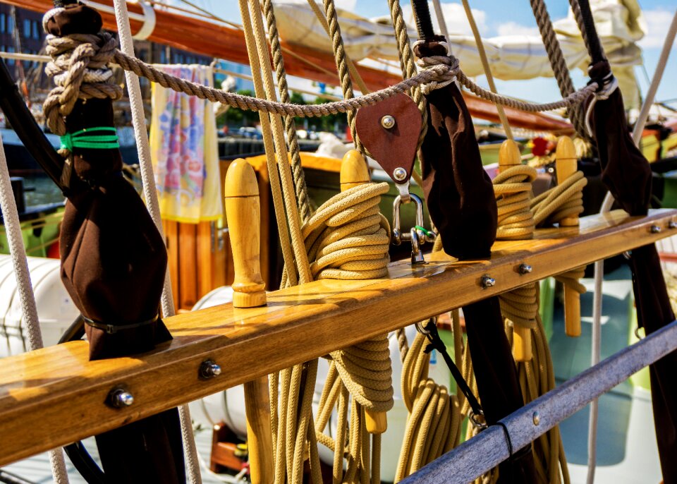 Port sailing boat rigging