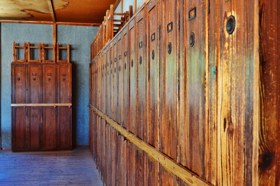 Cabinets lounge history