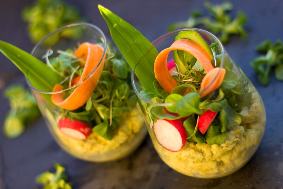 Bear's garlic eat salad