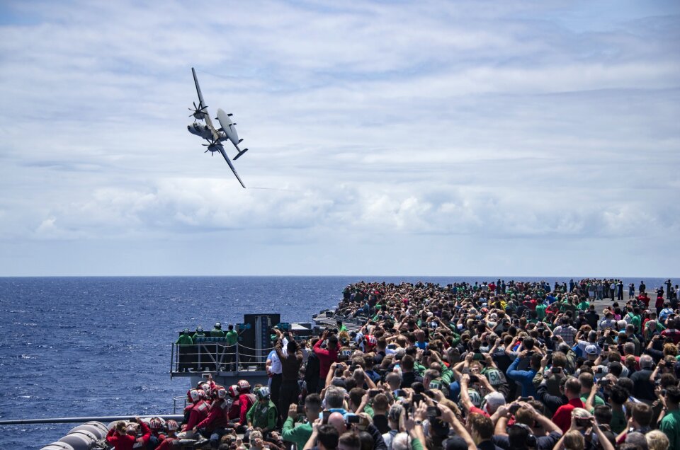 Vaw nimitz-class aircraft carrier uss carl vinson