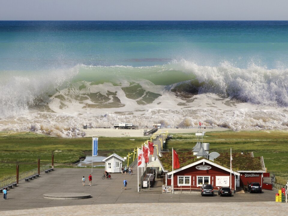 Seaquake tidal wave wave