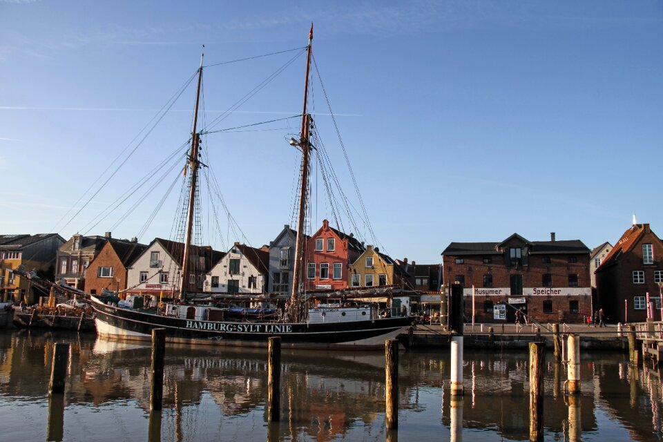 Zweimaster sailing vessel port