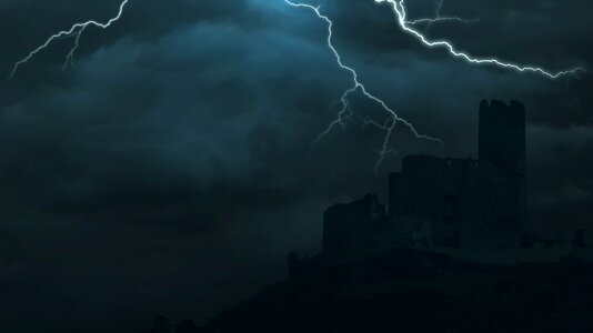 Thunderstorm flashes skull