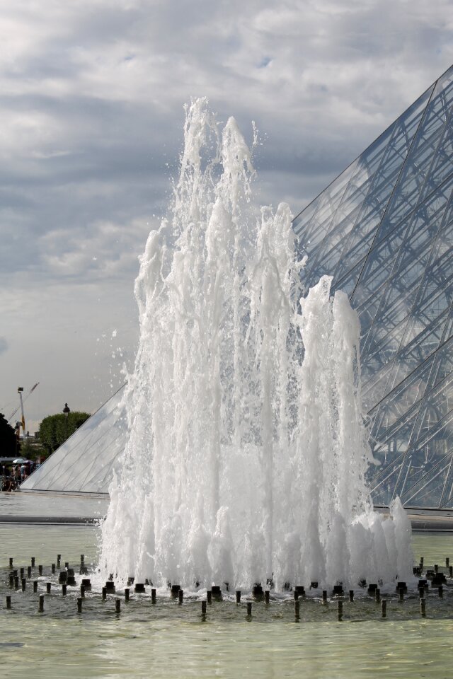 Water jets louvre sky