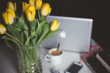 Arrangement floral desk photo