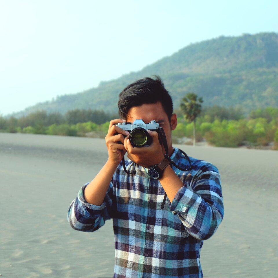 Holding camera photographing