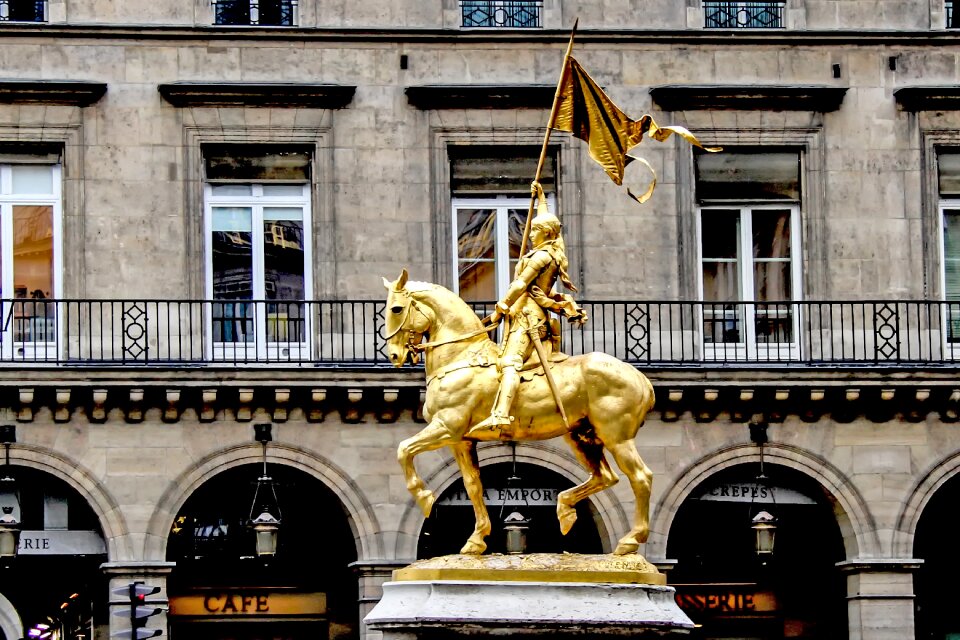 Statue paris golden