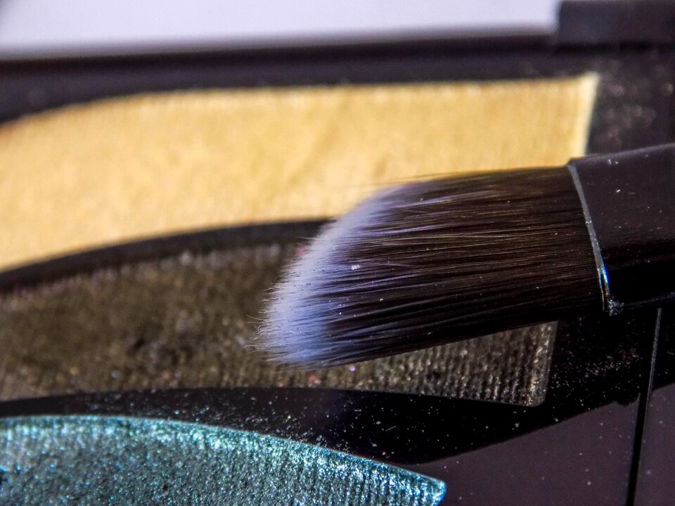 Brush makeup shadows