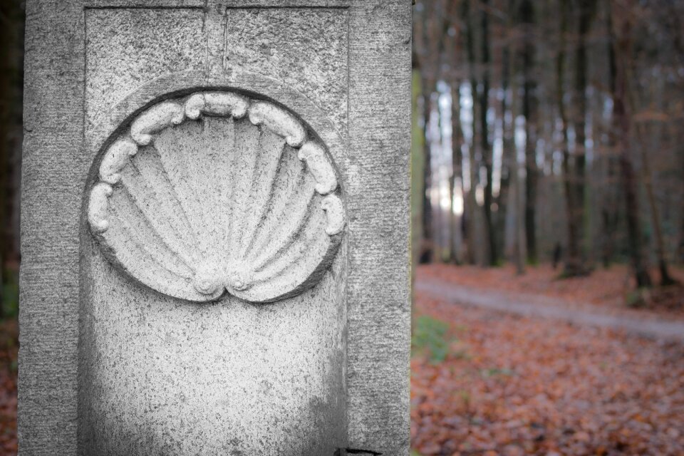 Jakobsweg stone characters
