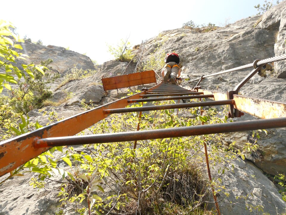 Perpendicular climbing climbing platform system