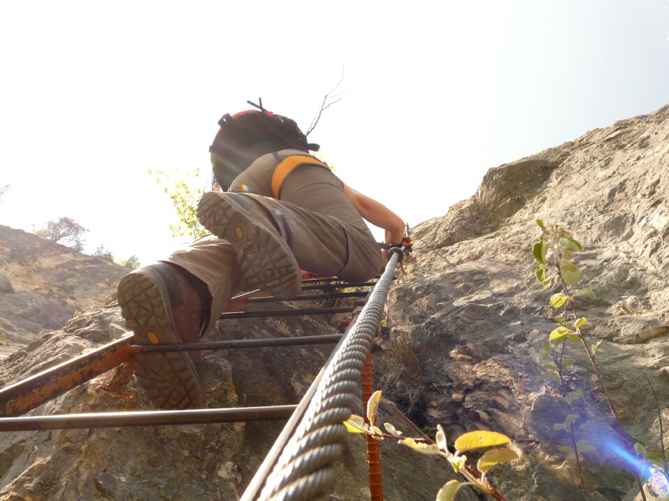 Perpendicular climbing climbing platform system