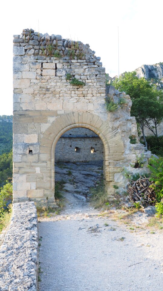 Burgruine fontaine-de-vaucluse france