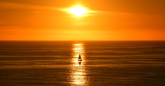 Sail boat sun horizon