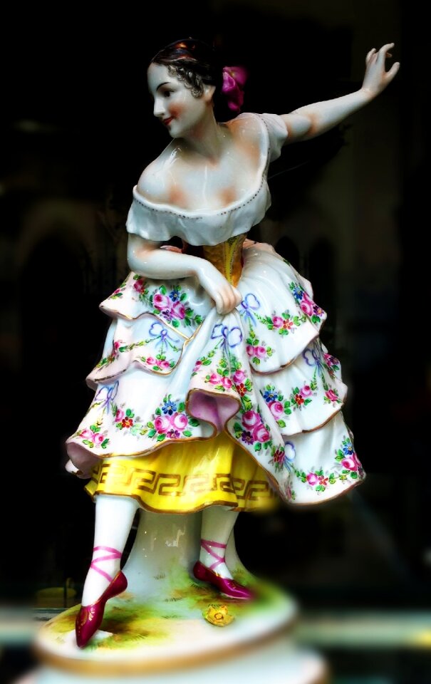 Figure porcelain porcelain figurine