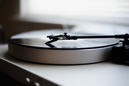 tilt shift lens photography of gray and black turntable photo