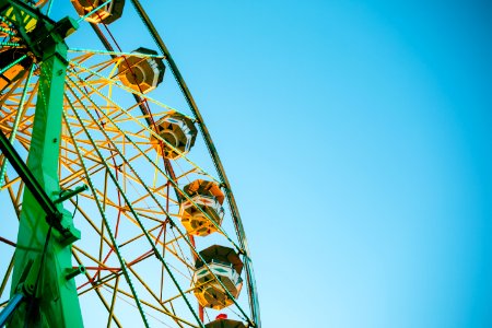 photo of green Ferris wheel photo