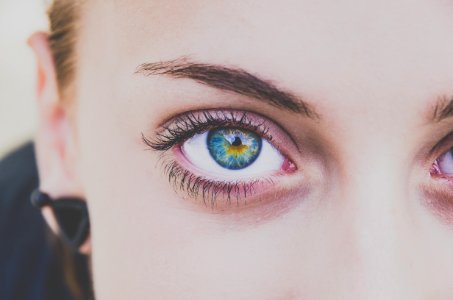 close up photography of woman's right eye photo