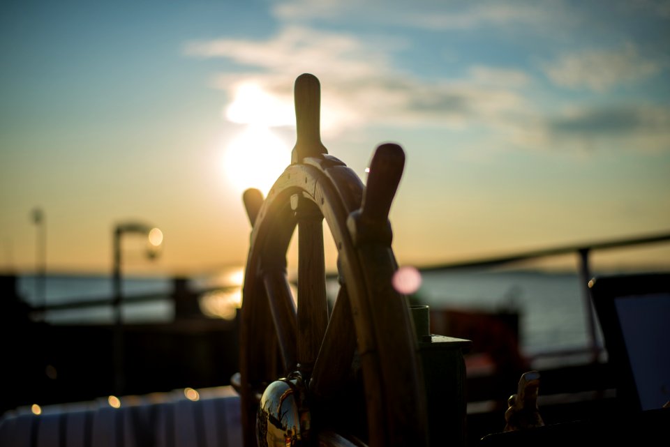 brown wooden ship's wheel