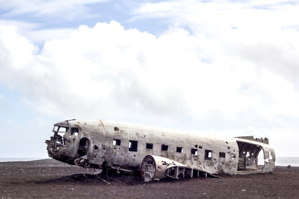 crashed airplane parts during daytime