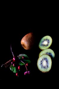 sliced kiwi fruits photo