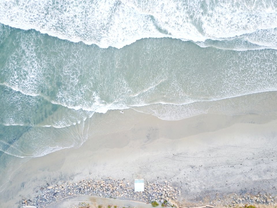 aerial photo of seashore at daytime