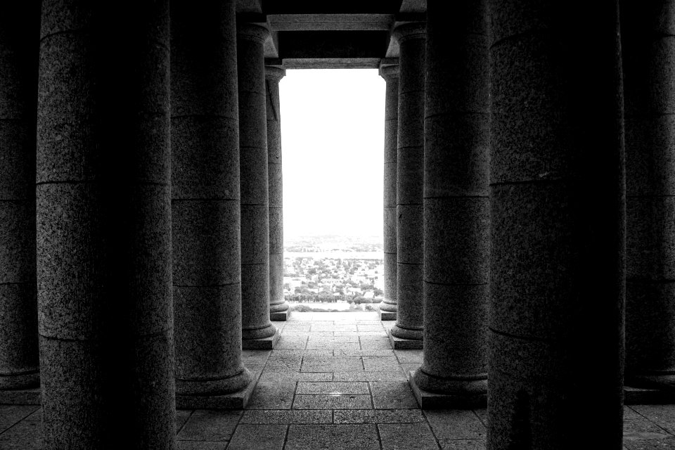 Monument, Building