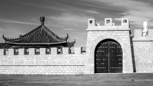 Sweden, Dragon gate, Structure
