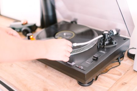 person playing turntable photo