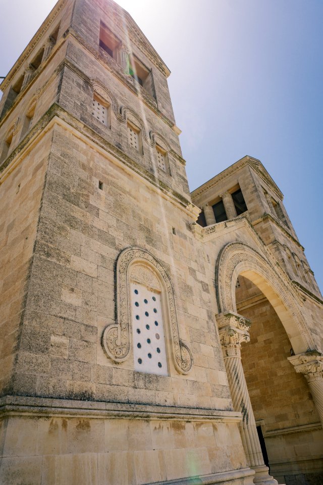 Mount tabor, Columns, Archway