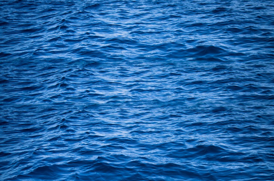 sea waves at daytime