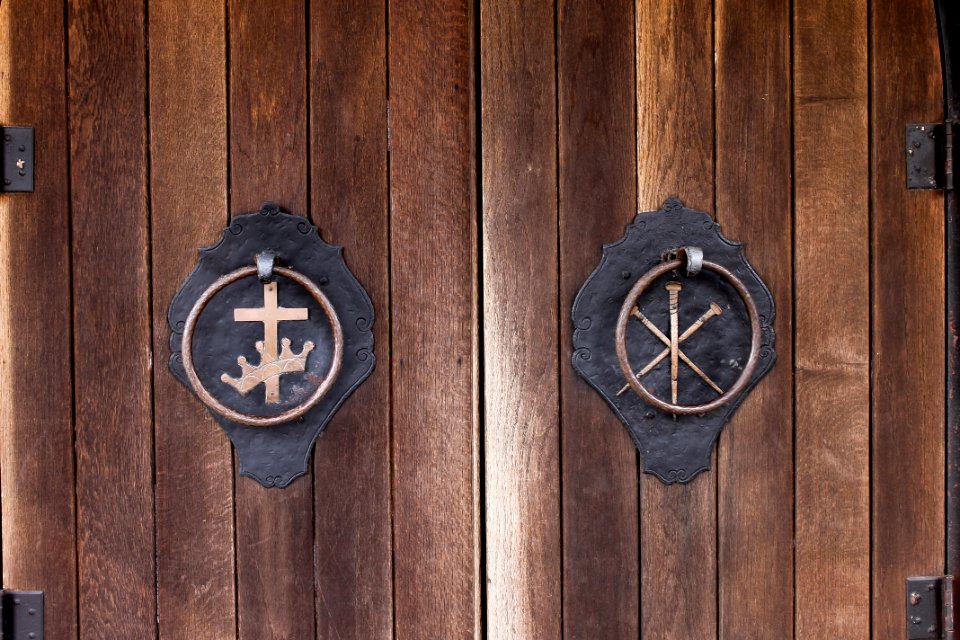 Chapel, Nails, Crown