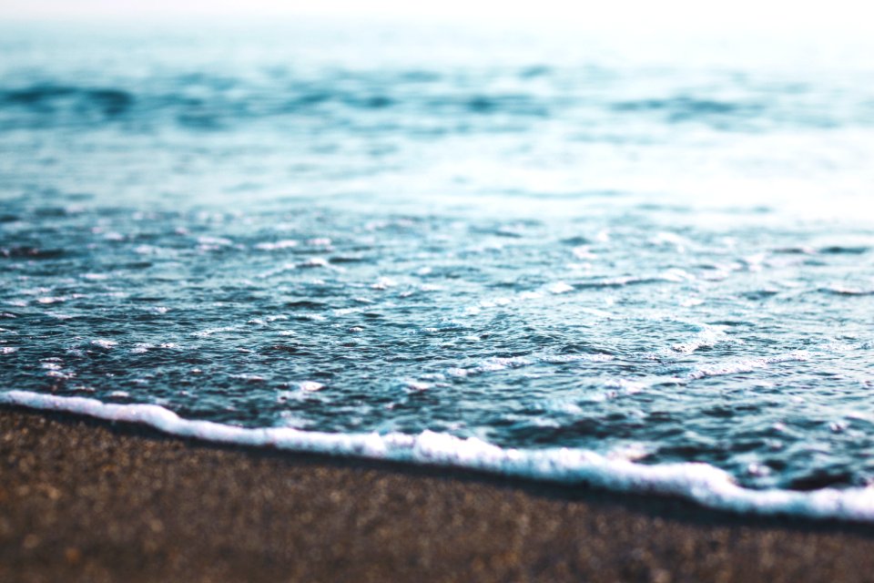 sea waves touches seashore at daytime